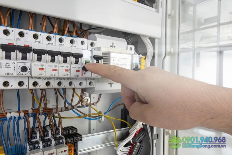 Phân biệt aptomat và cầu chì